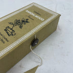 Détail du coffret vert d’encens tibétain bois de santal avec motif décoratif et fermeture