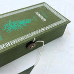 Détail du coffret vert d’encens tibétain genevrier  avec motif décoratif et fermeture