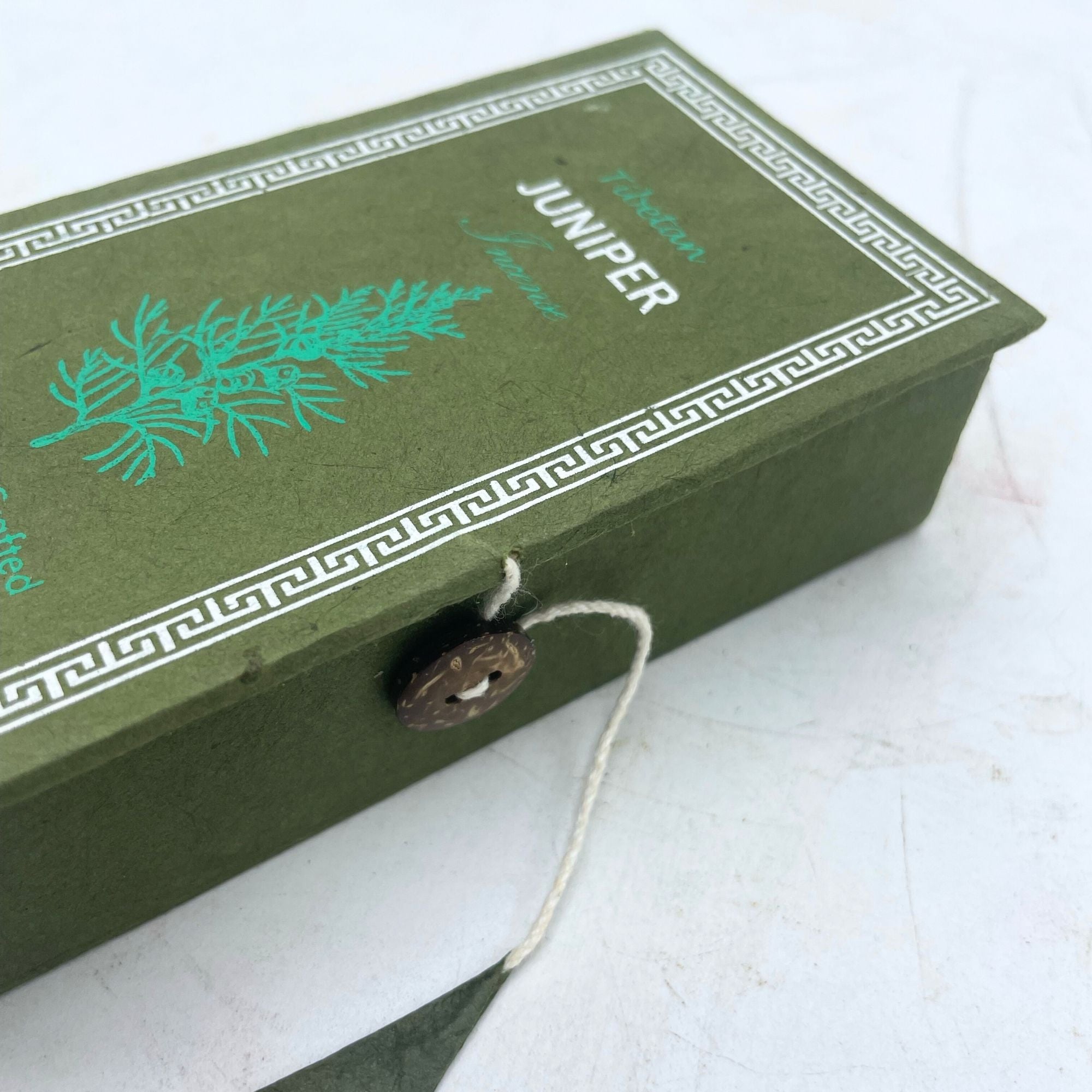 Détail du coffret vert d’encens tibétain genevrier  avec motif décoratif et fermeture