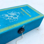 Détail du coffret vert d’encens tibétain nag champa avec motif décoratif et fermeture