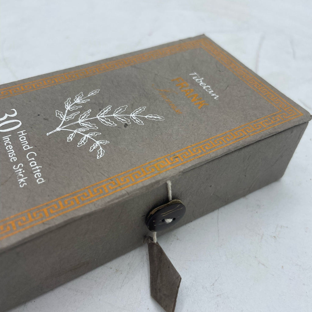 Détail du coffret vert d’encens tibétain oliban avec motif décoratif et fermeture