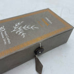 Détail du coffret vert d’encens tibétain oliban avec motif décoratif et fermeture