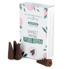 Boite de cones d encens backflow naturels senteur musc doux avec cones marron poses devant packaging blanc vegetal