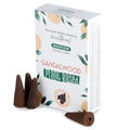 Boite de cones d encens backflow naturels senteur bois de santal avec cones marron poses devant packaging blanc vegetal