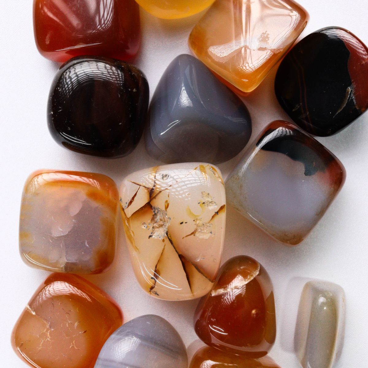 Assortiment de pierres polies sur fond blanc