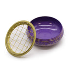 Couvercle posé sur brûleur d’encens au charbon en laiton couleur violet et or, design chakra couronne, vue de haut, accessoire rituel spirituel My Essencya