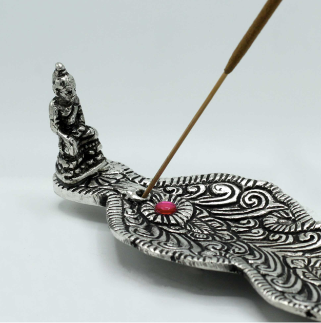 Gros plan du porte-encens Bouddha long 20 cm en métal avec bâton d’encens inséré, idéal pour rituel zen et ambiance méditation.