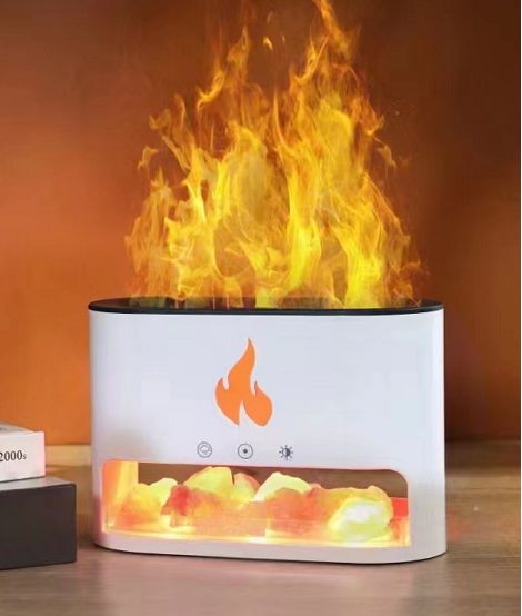 Diffuseur ultrasonique blanc effet flamme orange vif sel de l'himalaya éclairé posé sur bureau décoration zen