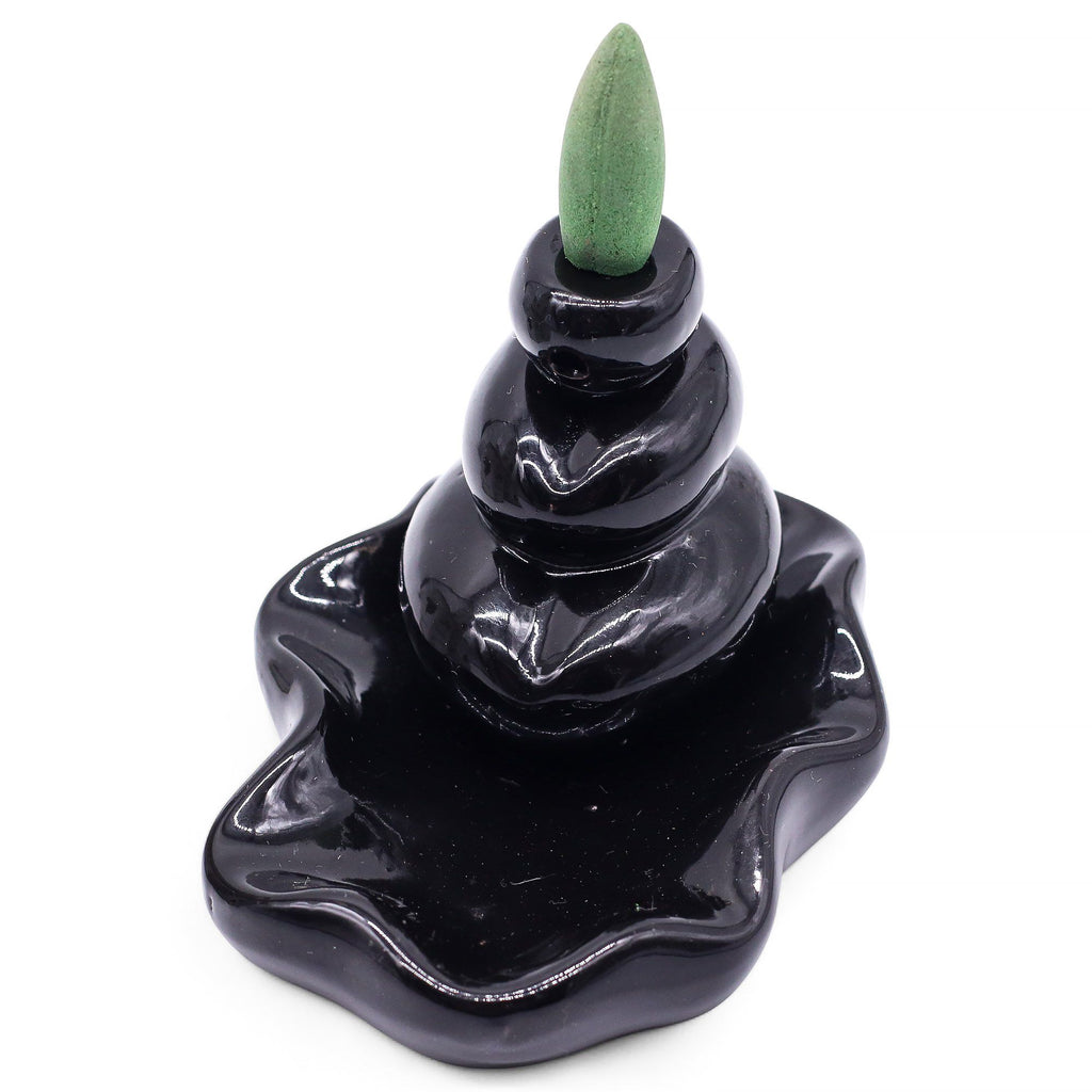 brûleur d’encens backflow aromatika avec cône jasmin créant une cascade de fumée relaxante