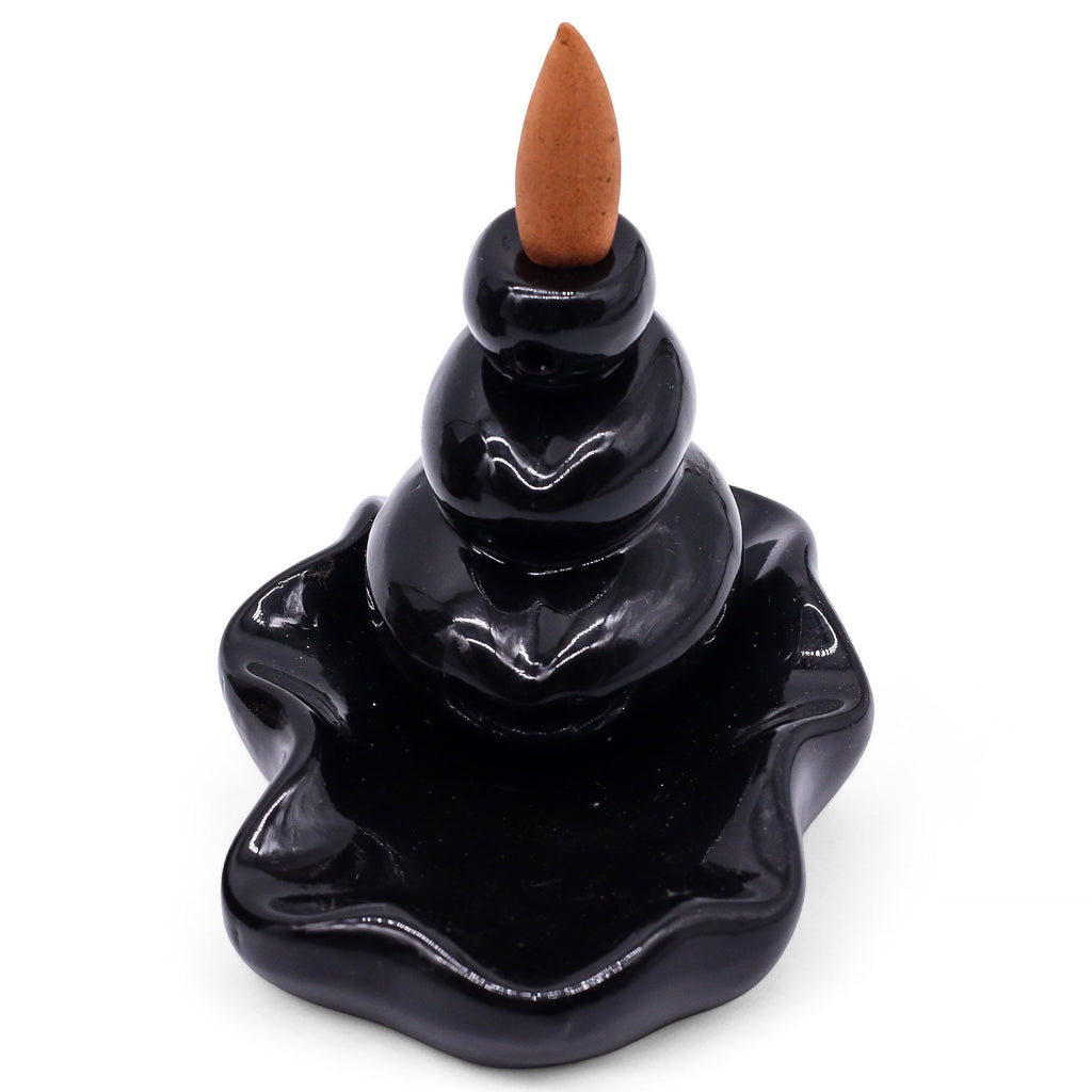 brûleur d’encens backflow aromatika avec cône oudh créant une cascade de fumée relaxante