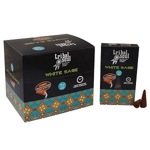Boite d encens backflow Tribal Soul Sauge blanche avec cones d encens naturels presents a cote du packaging noir et motifs ethniques