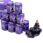 plusieurs boîtes d’encens backflow masala aromatika parfum lavande empilées pack de 10 cônes d’encens