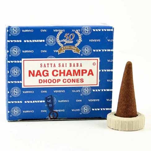 Boite bleue encens nag champa dhoop cones satya sai baba avec cône d'encens pose sur support en bois