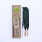 Encens résine sur bâtons Arruda Banjara avec Bâtons d'encens verts et boîte artisanale présentés sur fond blanc