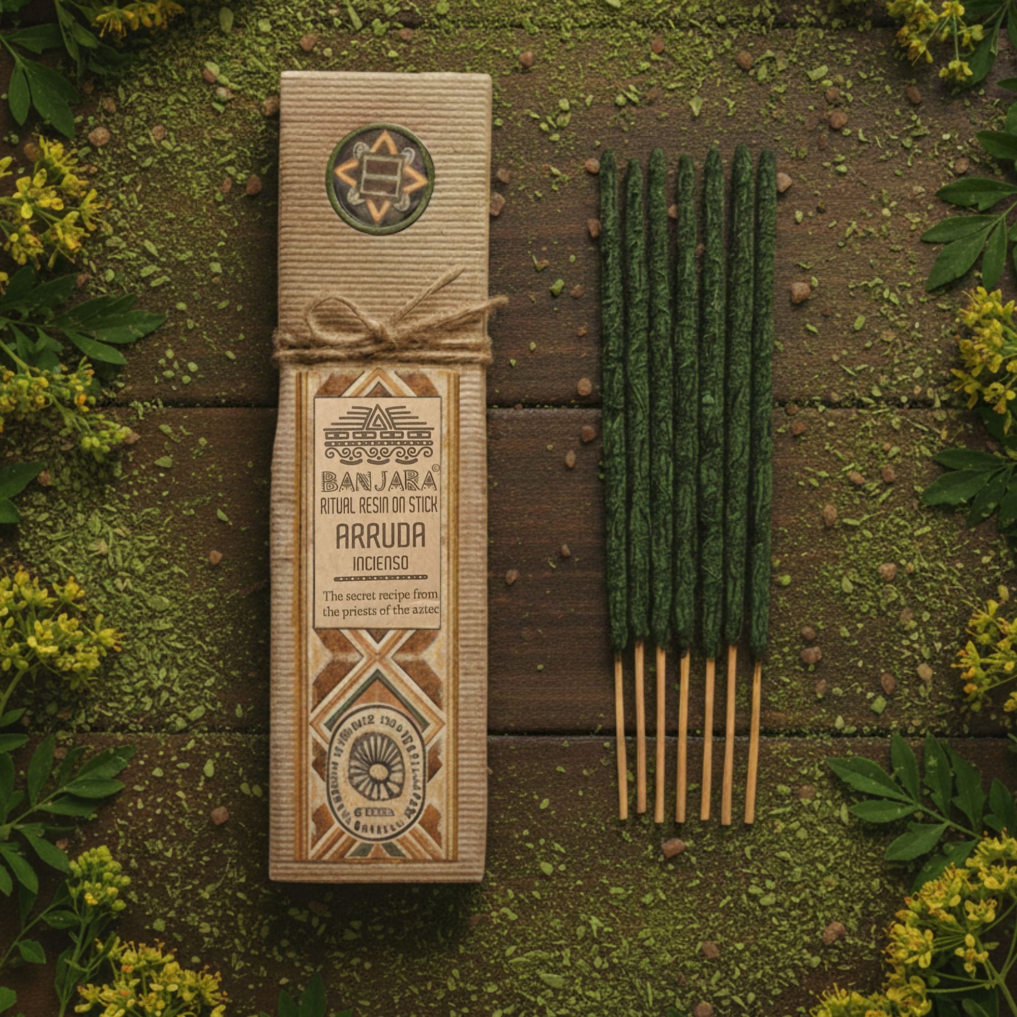 Encens résine sur bâton Arruda Banjara avec boîte écologique, bâtons d’encens verts et plantes naturelles disposées sur fond terreux