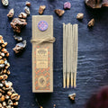 Encens résine sur bâton Frankincense Banjara avec boîte écologique, bâtons d’encens verts et plantes naturelles disposées sur fond terreux