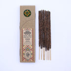 Encens résine sur bâton Myrrh Banjara avec boîte artisanale et bâtons d'encens naturels alignés sur fond blanc