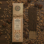 Encens résine sur bâton myrrh Banjara avec boîte écologique, bâtons d’encens verts et plantes naturelles disposées sur fond terreux