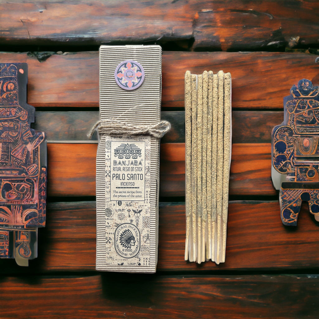 Encens résine sur bâton Palo santo Banjara avec boîte écologique, bâtons d’encens verts et plantes naturelles disposées sur fond terreux