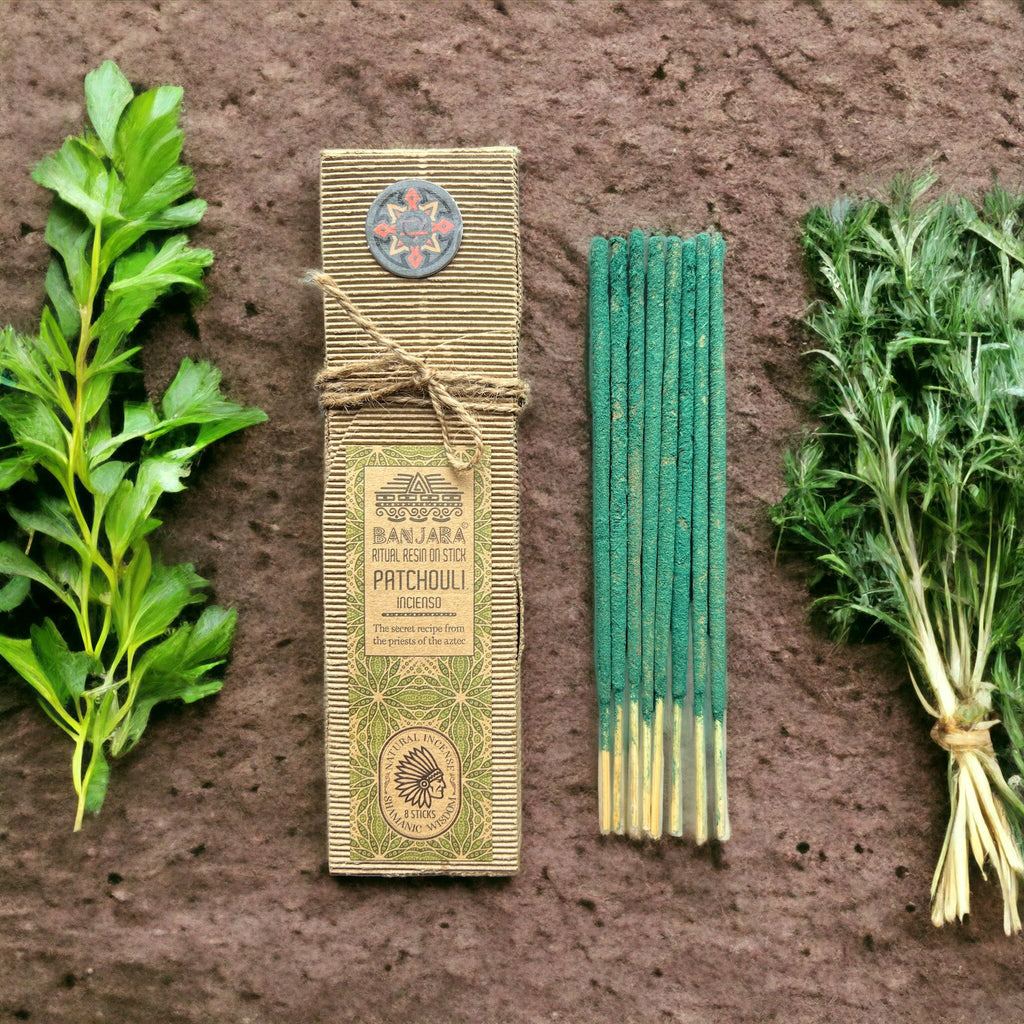 Encens résine sur bâton Patchouli Banjara avec boîte écologique, bâtons d’encens verts et plantes naturelles disposées sur fond terreux