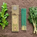 Encens résine sur bâton Patchouli Banjara avec boîte écologique, bâtons d’encens verts et plantes naturelles disposées sur fond terreux