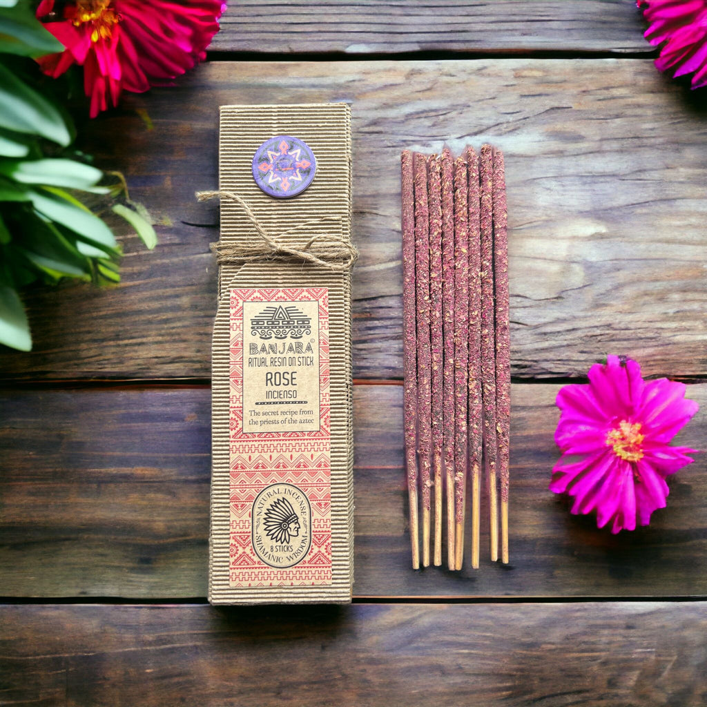 Encens résine sur bâton Rose Banjara avec boîte écologique, bâtons d’encens verts et plantes naturelles disposées sur fond terreux