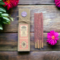 Encens résine sur bâton Rose Banjara avec boîte écologique, bâtons d’encens verts et plantes naturelles disposées sur fond terreux