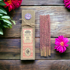 Encens résine sur bâton Rose Banjara avec boîte écologique, bâtons d’encens verts et plantes naturelles disposées sur fond terreux