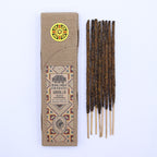 Encens résine sur bâton Vanille Banjara avec bâtons d'encens marron et boîte artisanale présentés sur fond blanc
