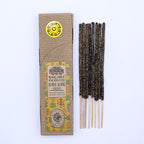 Encens résine sur bâton Ylang Ylang Banjara avec bâtons d'encens naturels et boîte artisanale présentés sur fond blanc