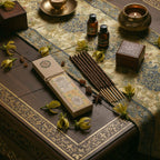 Encens résine Ylang ylang Banjara en bâton disposé dans une ambiance rituelle avec bougie et fleurs naturelle sur table en bois décoré