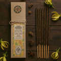 Encens résine sur bâton Ylang Ylang Banjara avec boîte écologique, bâtons d’encens verts et plantes naturelles disposées sur fond terreux