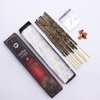 Bâtons d’encens smudge safran avec pierres d'agathe rouge et packaging ouvert présenté sur fond clair
