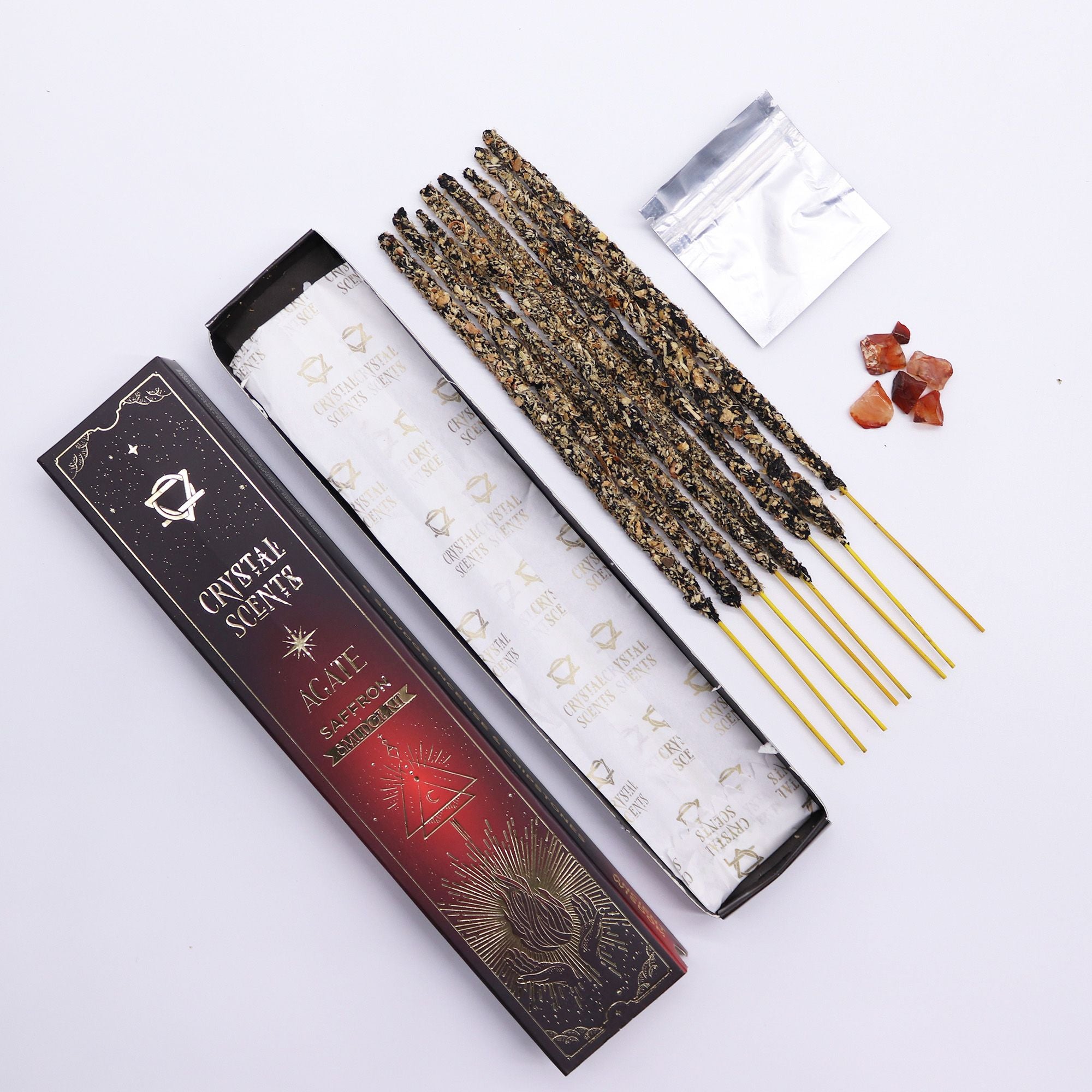 Bâtons d’encens smudge safran avec pierres d'agathe rouge et packaging ouvert présenté sur fond clair