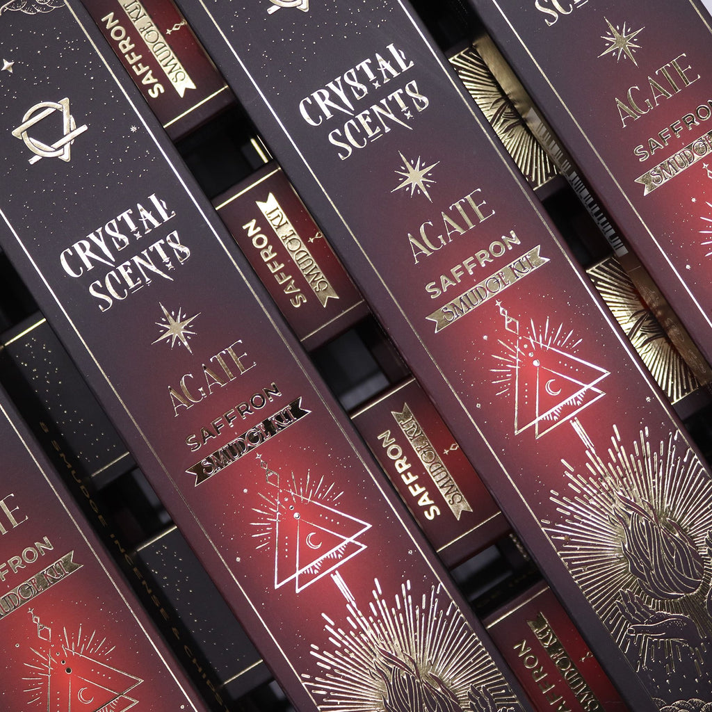 Boîtes encens smudge cristal agathe rouge safran empilées avec design noir rouge et motifs lune et étoiles