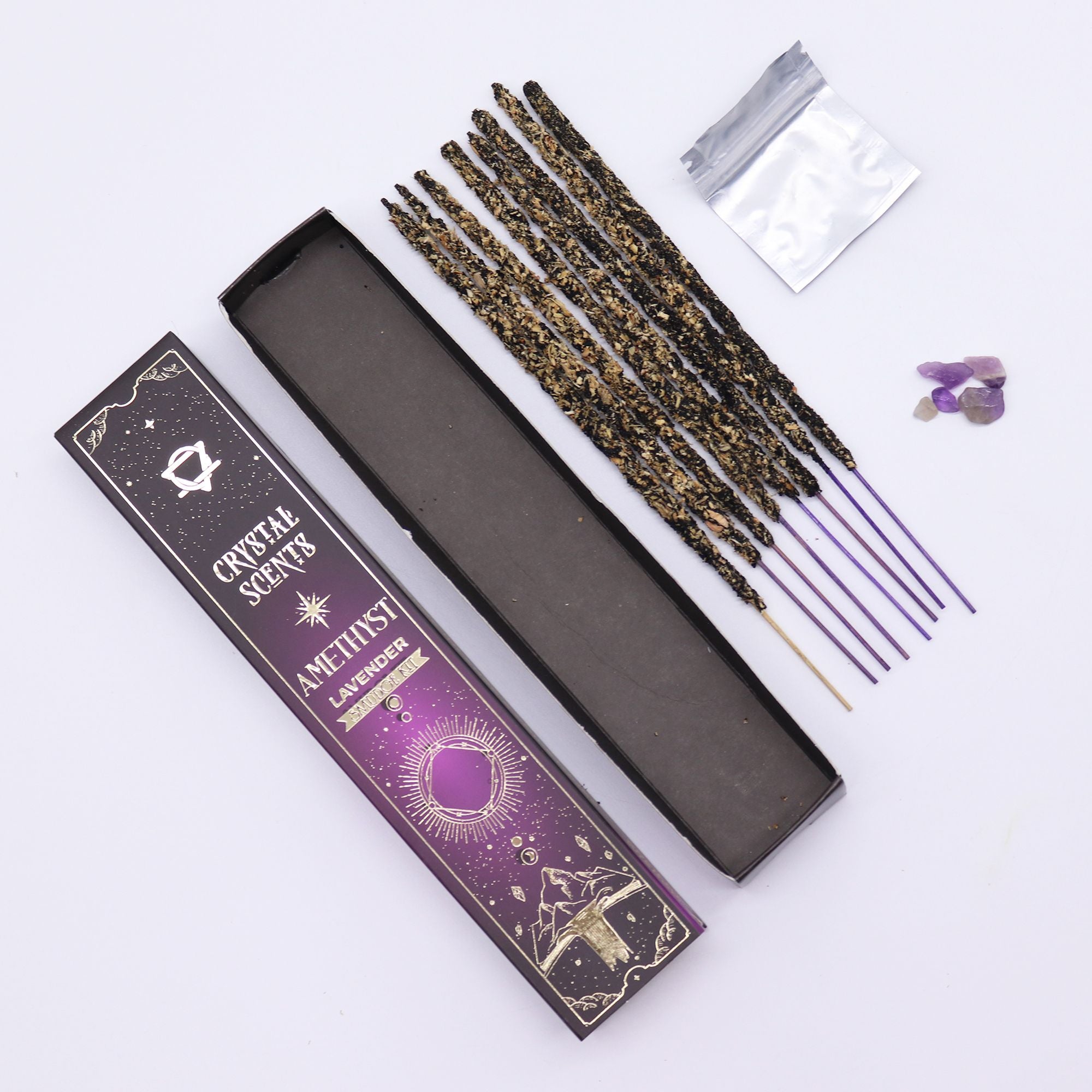Bâtons d’encens smudge lavande avec pierres de amethyste et packaging ouvert présenté sur fond clair
