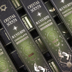 Boîtes encens smudge cristal aventurine chocolat empilées avec design noir et motifs lune et étoiles