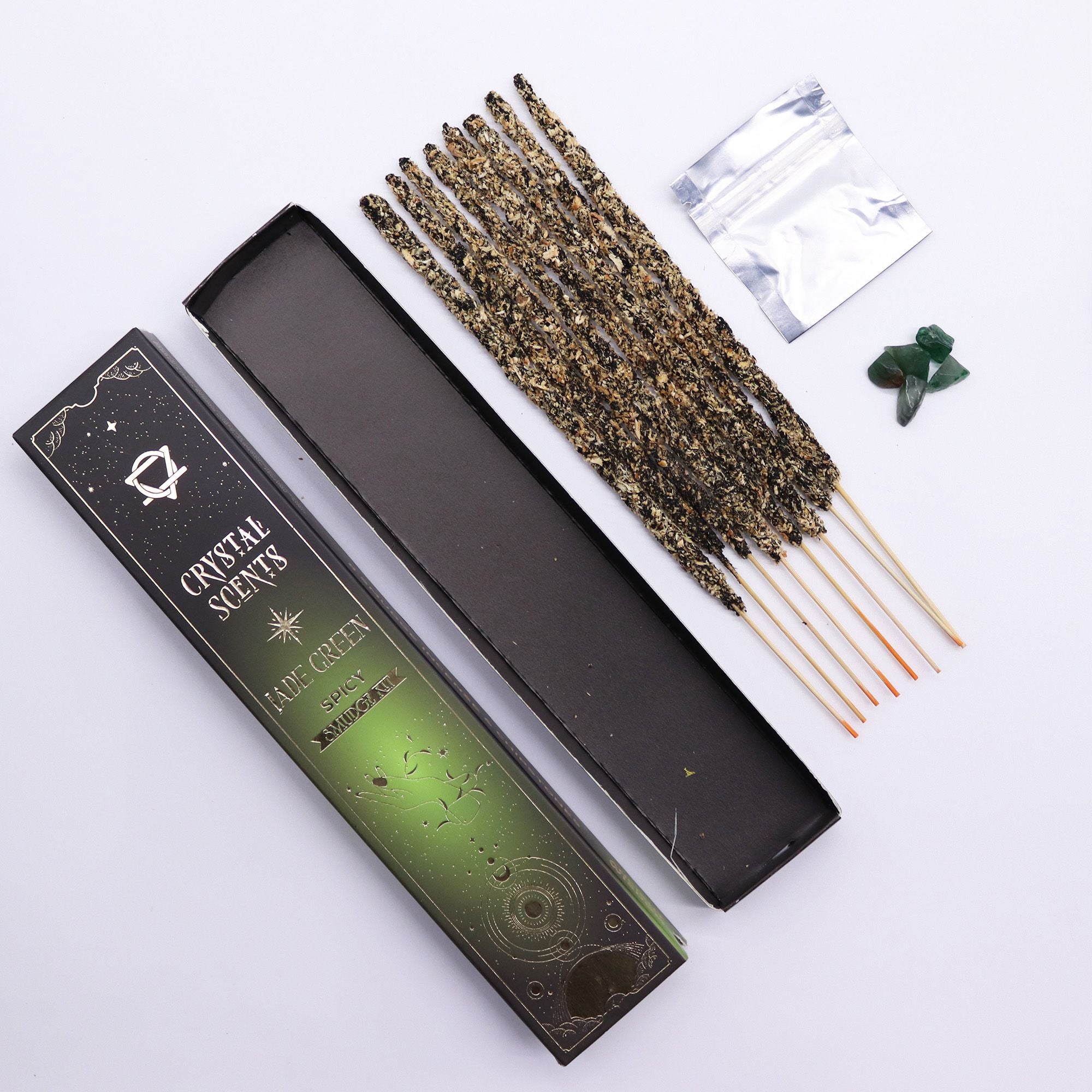 Bâtons d’encens smudge épicé avec pierres de jade et packaging ouvert présenté sur fond clair