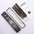 Bâtons d’encens smudge arruda avec pierres de labradorite et packaging ouvert présenté sur fond clair