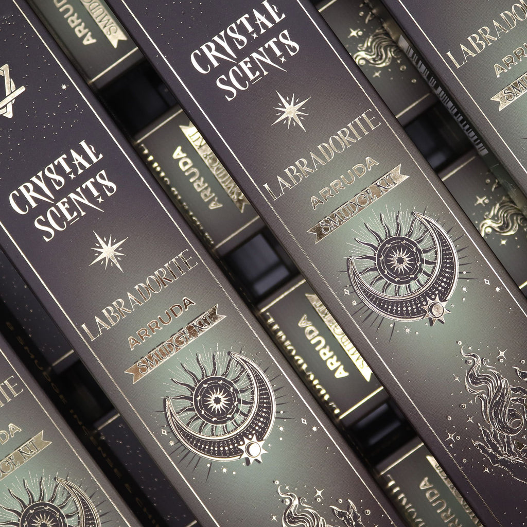 Boîtes encens smudge cristal labradorite arruda empilées avec design noir et motifs lune et étoiles