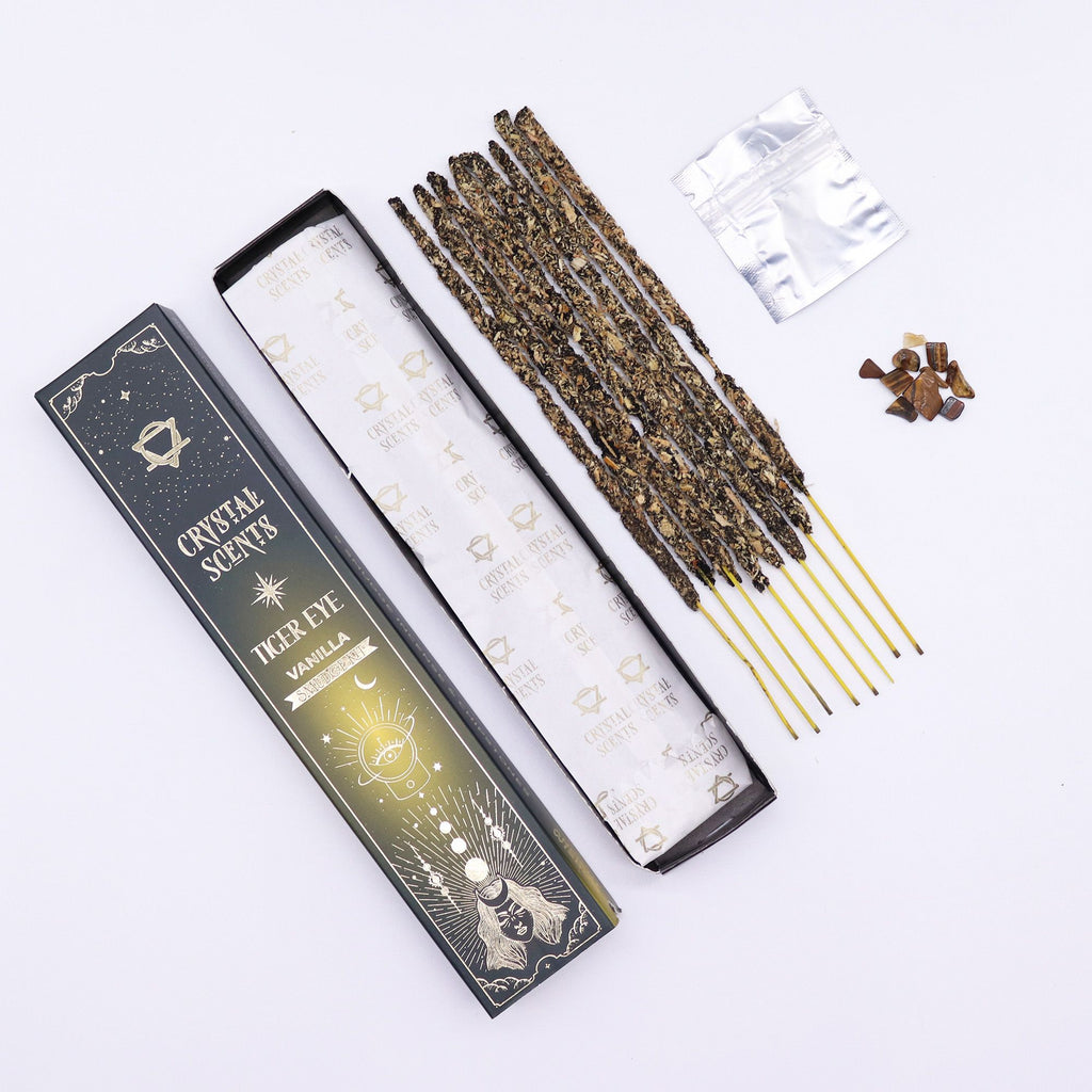 Bâtons d’encens smudge vanille avec pierres d'oeil de tigre et packaging ouvert présenté sur fond clair