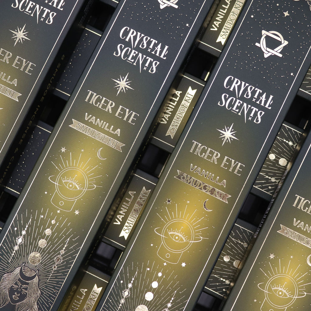 Boîtes encens smudge cristal oeil de tigre vanille empilées avec design noir et motifs lune et étoiles