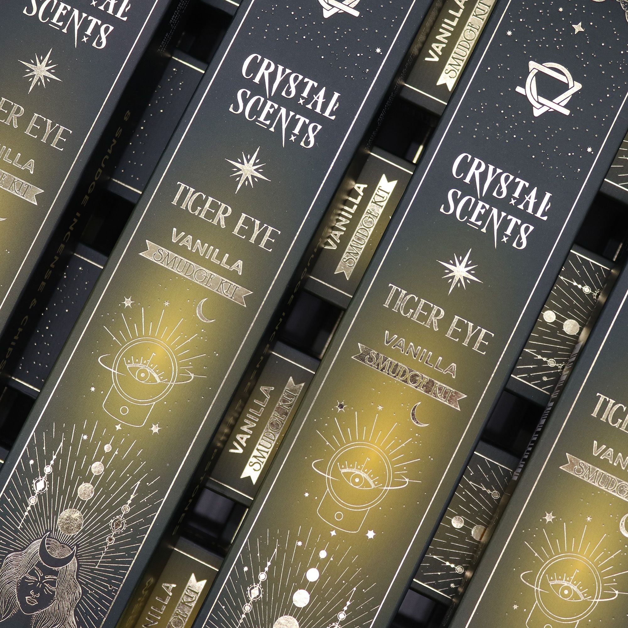 Boîtes encens smudge cristal oeil de tigre vanille empilées avec design noir et motifs lune et étoiles