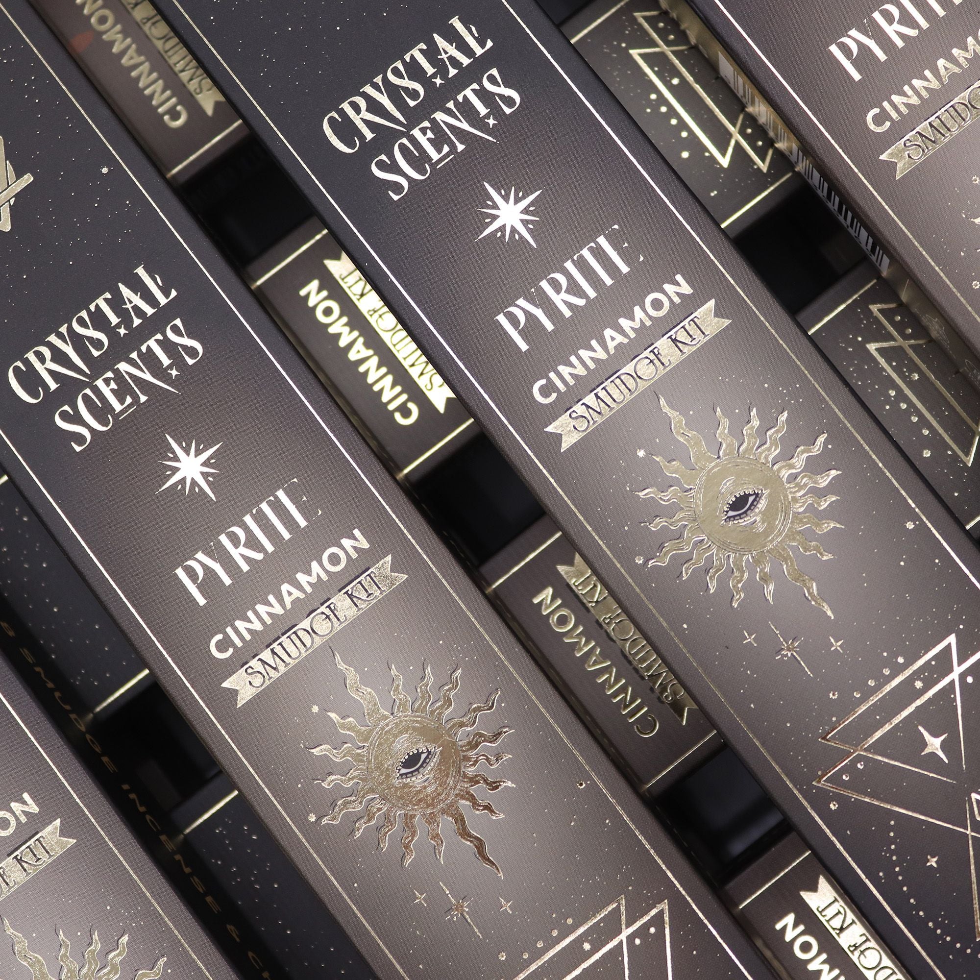 Boîtes encens smudge cristal pyrite cannelle empilées avec design noir et motifs lune et étoiles