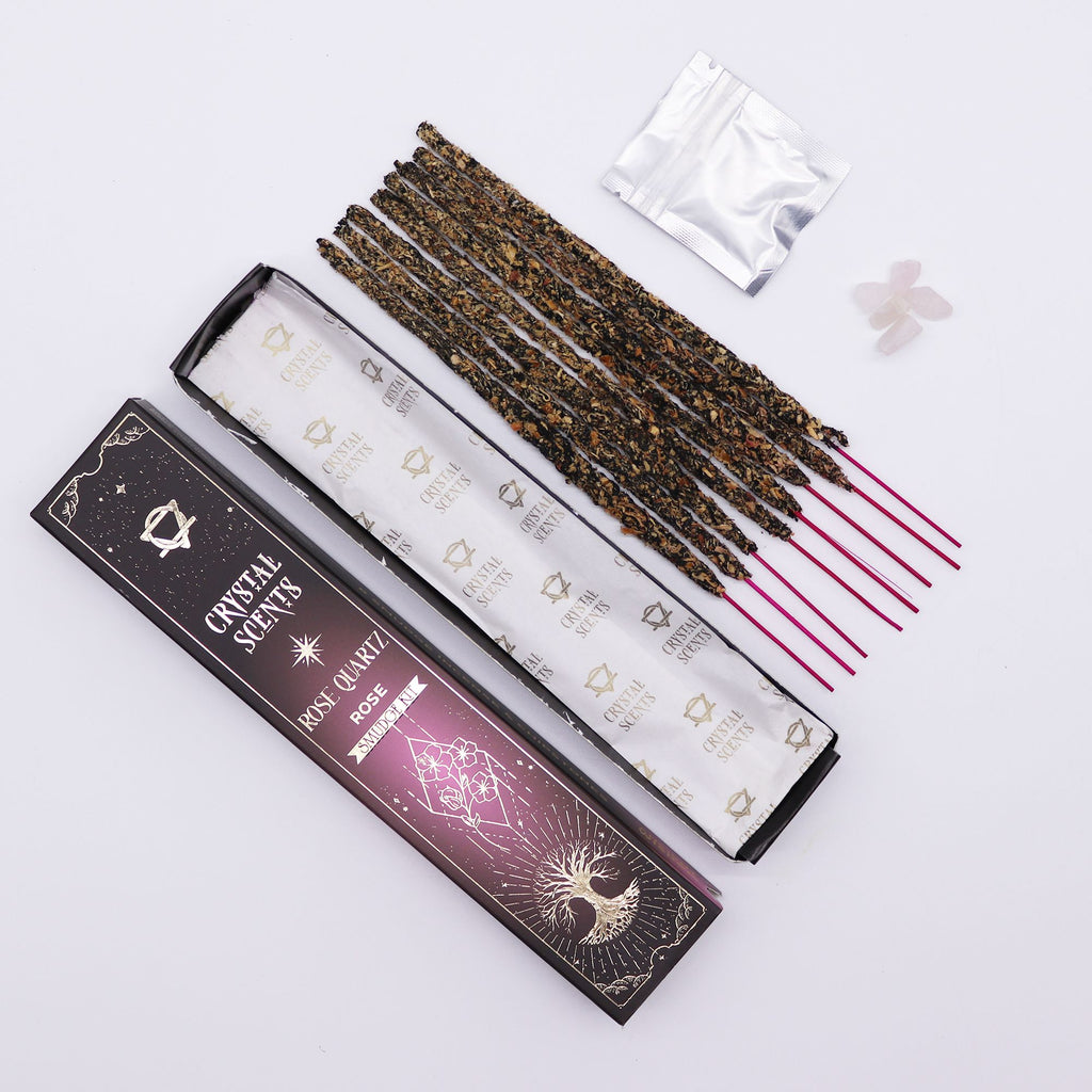 Bâtons d’encens smudge rose avec pierres de quartz rose et packaging ouvert présenté sur fond clair