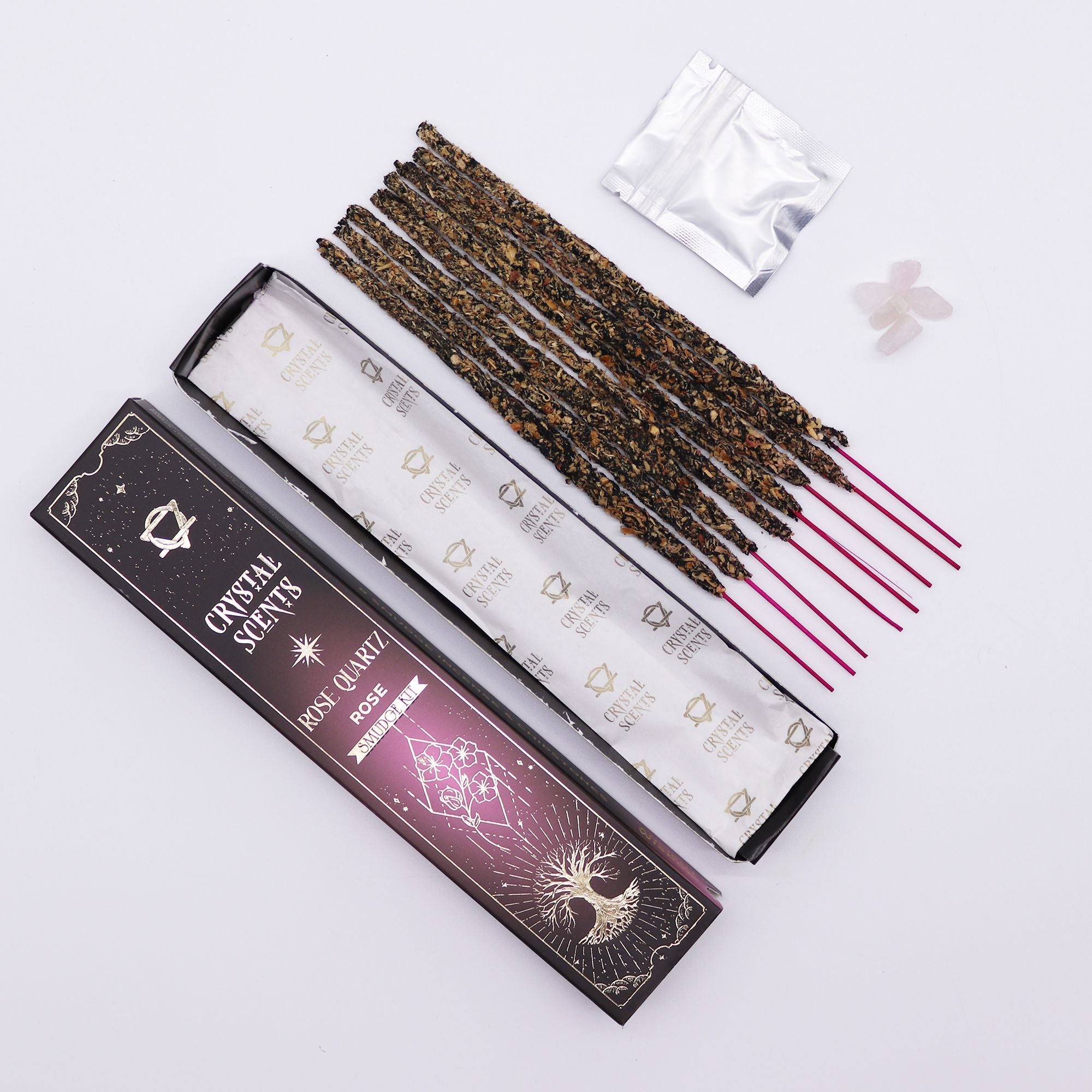 Bâtons d’encens smudge rose avec pierres de quartz rose et packaging ouvert présenté sur fond clair