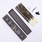 Bâtons d’encens smudge bois de santal avec pierres de tourmaline et packaging ouvert présenté sur fond clair