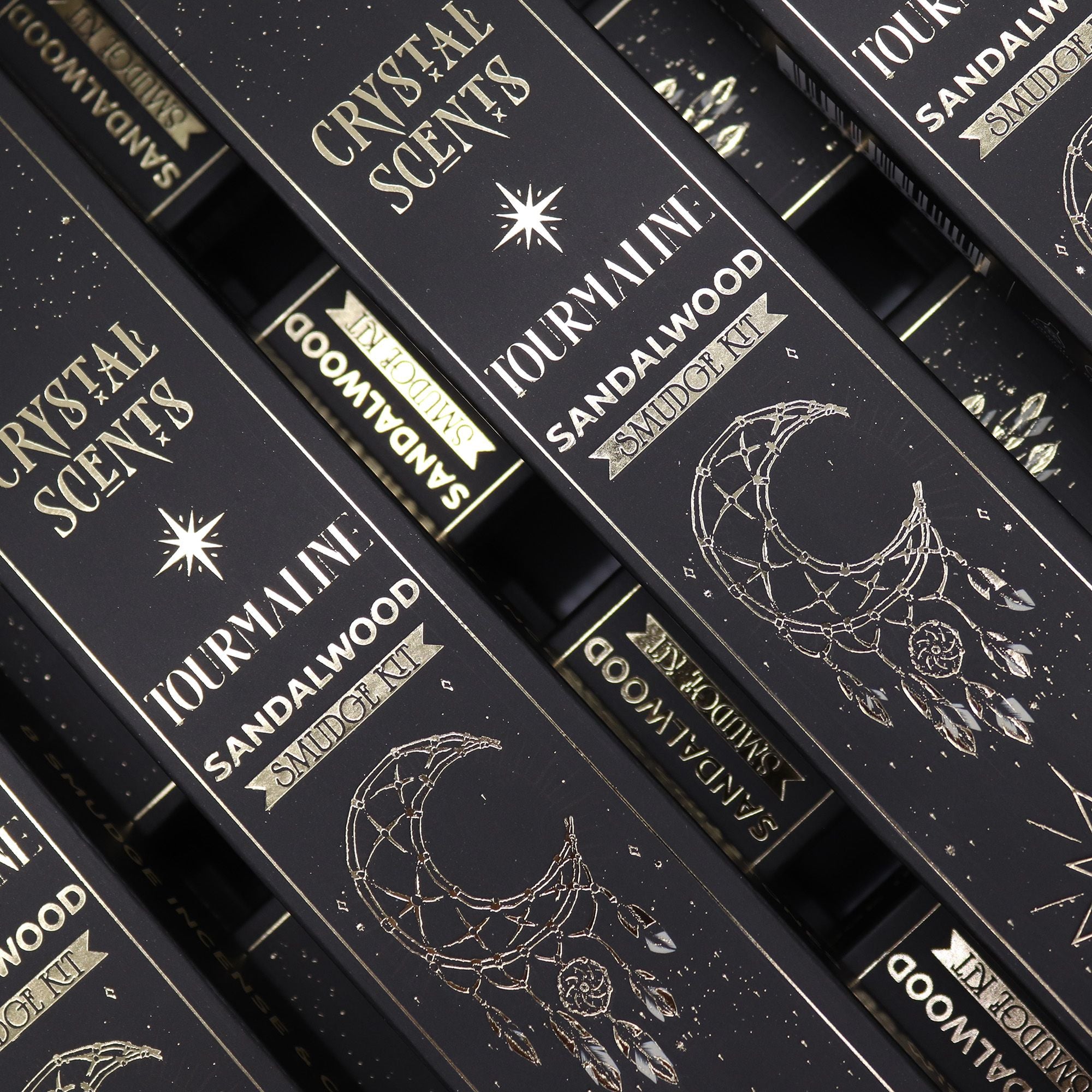 Boîtes encens smudge cristal tourmaline bois de santal empilées avec design noir et motifs lune et étoiles