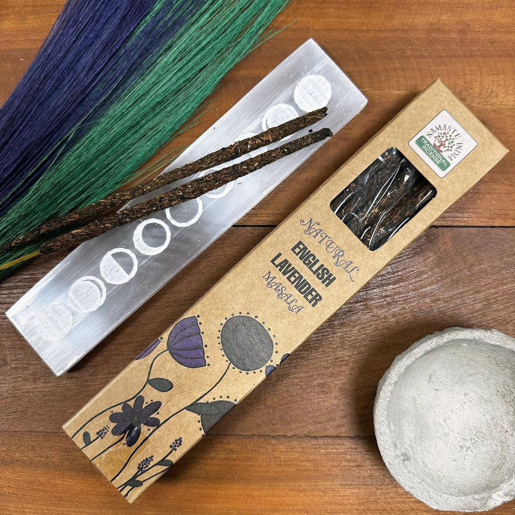 Encens naturel Botanical Masala senteur lavande anglaise avec bâtons artisanaux et packaging sur fond bois