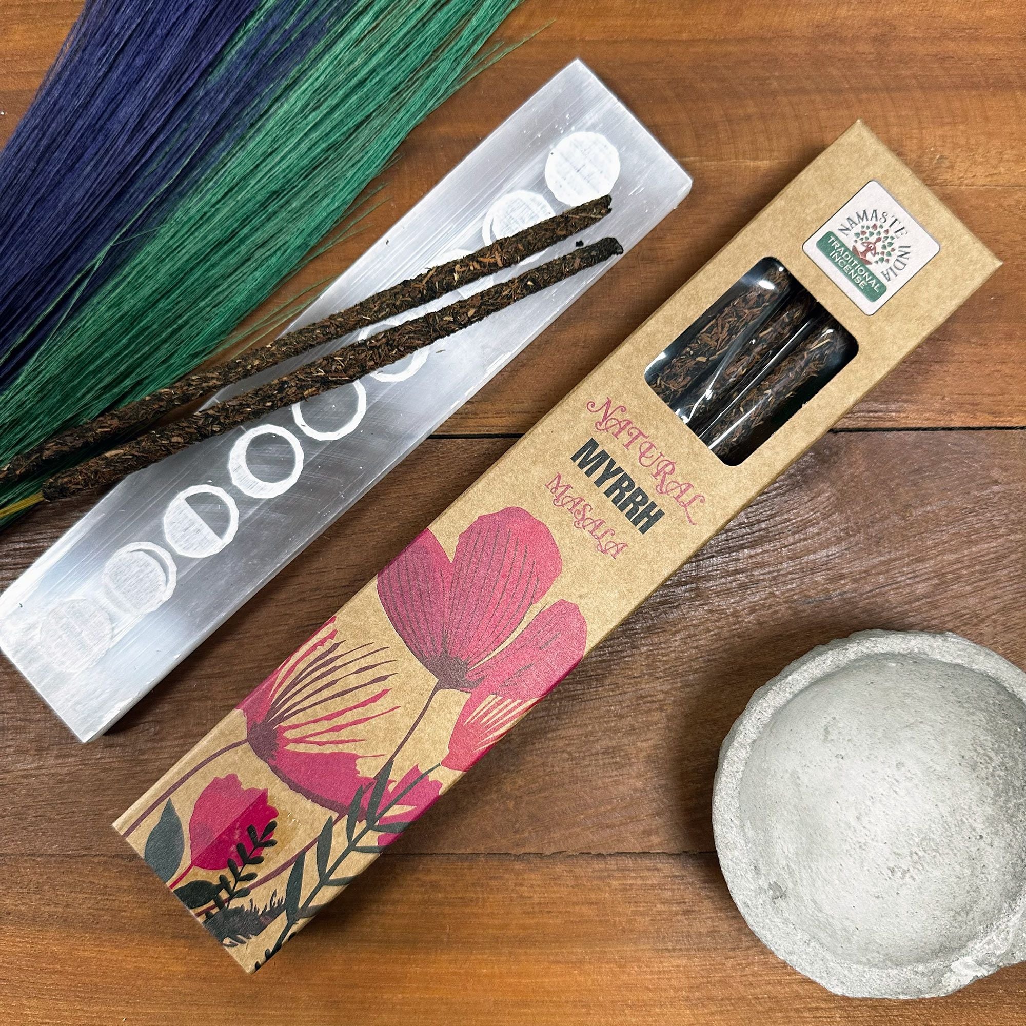 Encens naturel Botanical Masala senteur myrrhe avec bâtons artisanaux et packaging sur fond bois